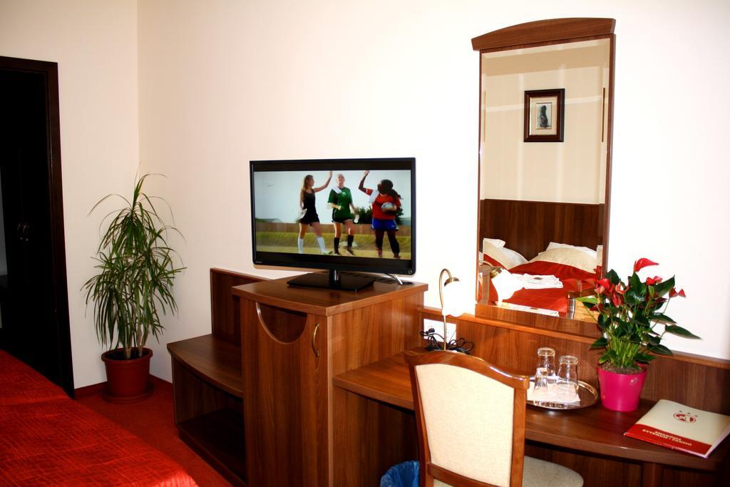 Bed and Breakfast Ambrozia Etterem Es Panzio Kazincbarcika Zimmer foto