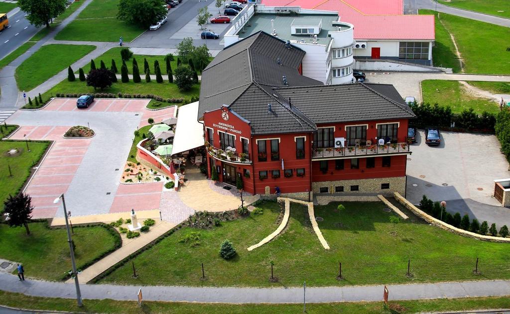 Bed and Breakfast Ambrozia Etterem Es Panzio Kazincbarcika Exterior foto