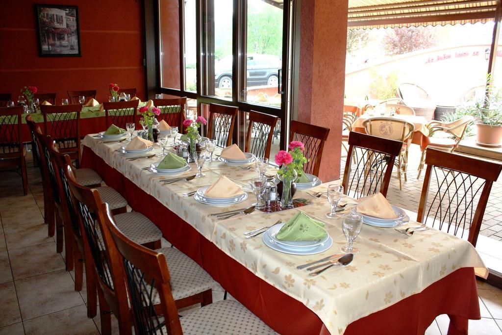 Bed and Breakfast Ambrozia Etterem Es Panzio Kazincbarcika Exterior foto