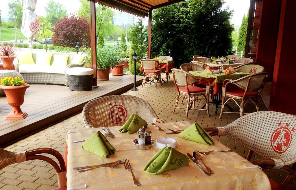 Bed and Breakfast Ambrozia Etterem Es Panzio Kazincbarcika Exterior foto