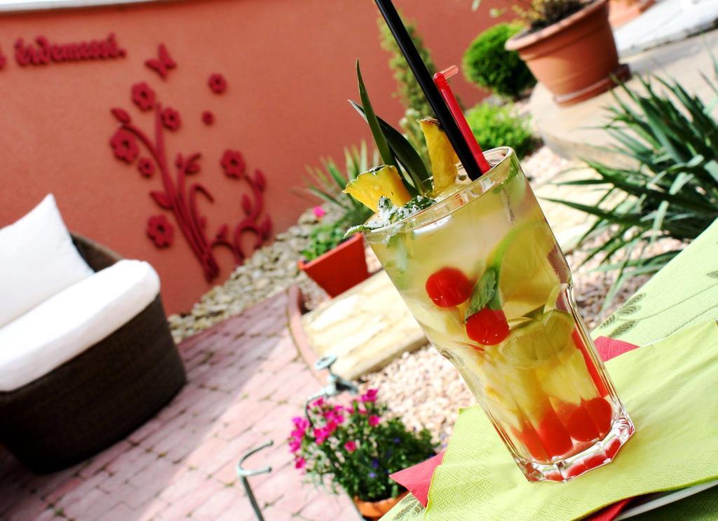 Bed and Breakfast Ambrozia Etterem Es Panzio Kazincbarcika Exterior foto