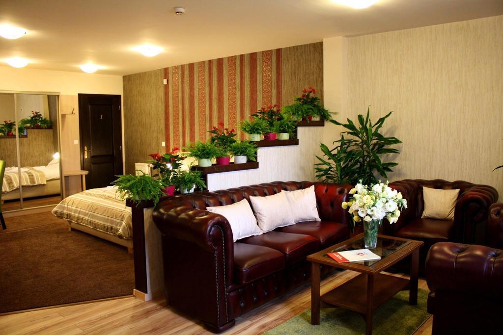 Bed and Breakfast Ambrozia Etterem Es Panzio Kazincbarcika Exterior foto