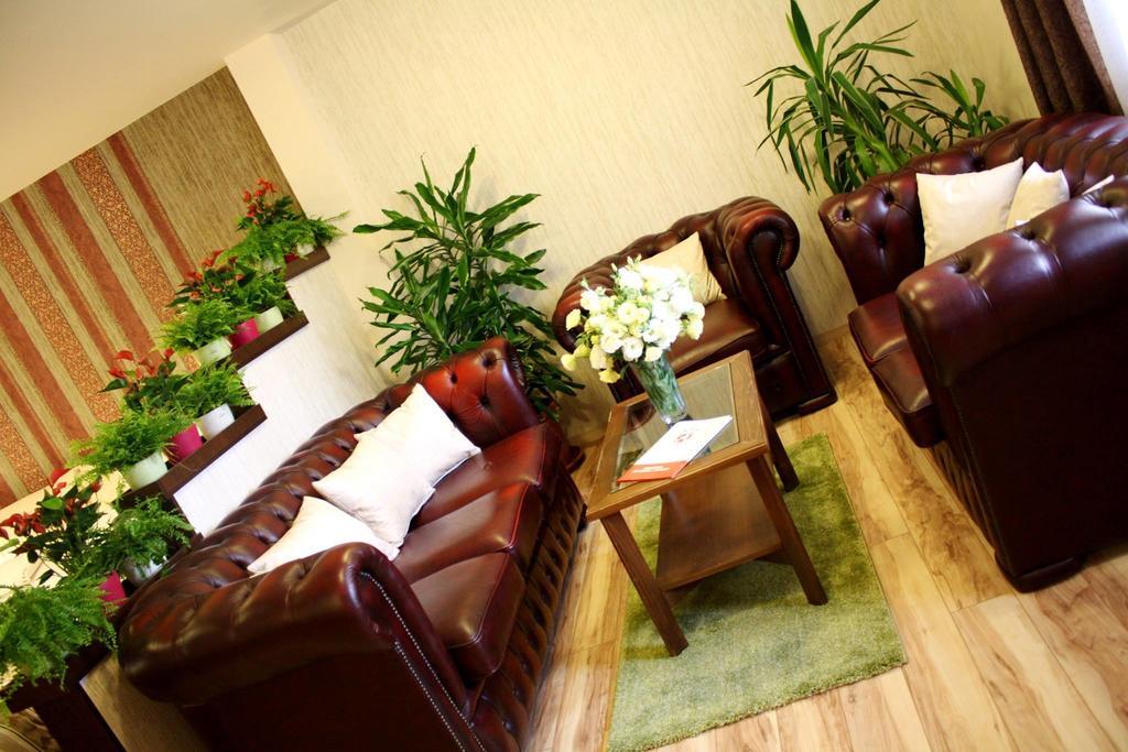 Bed and Breakfast Ambrozia Etterem Es Panzio Kazincbarcika Zimmer foto