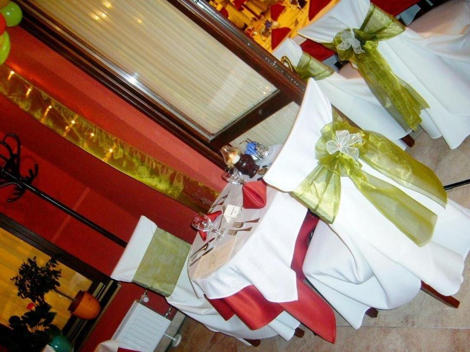 Bed and Breakfast Ambrozia Etterem Es Panzio Kazincbarcika Exterior foto