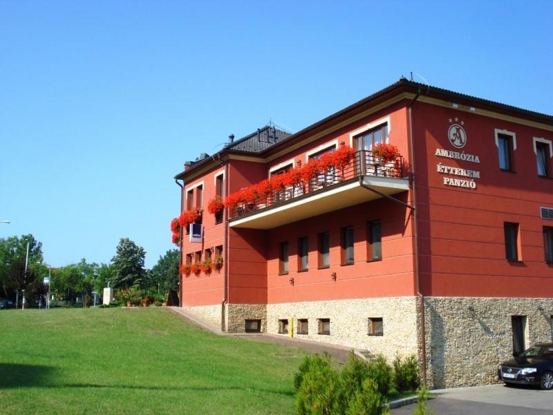 Bed and Breakfast Ambrozia Etterem Es Panzio Kazincbarcika Exterior foto
