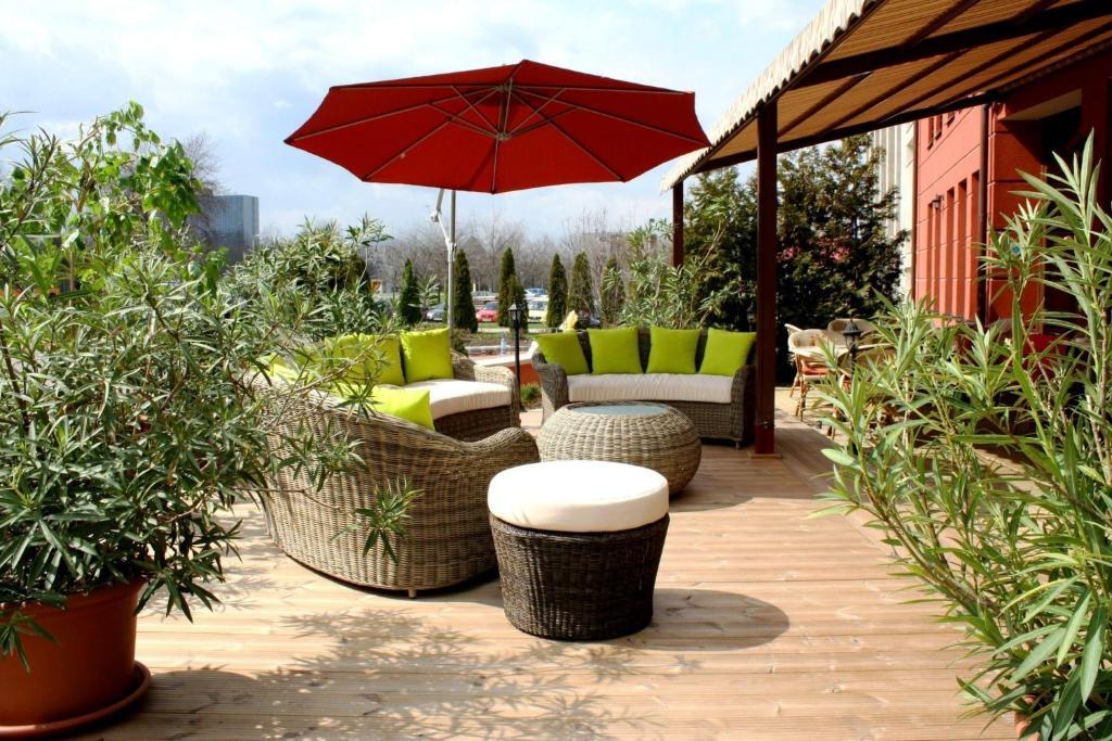 Bed and Breakfast Ambrozia Etterem Es Panzio Kazincbarcika Exterior foto