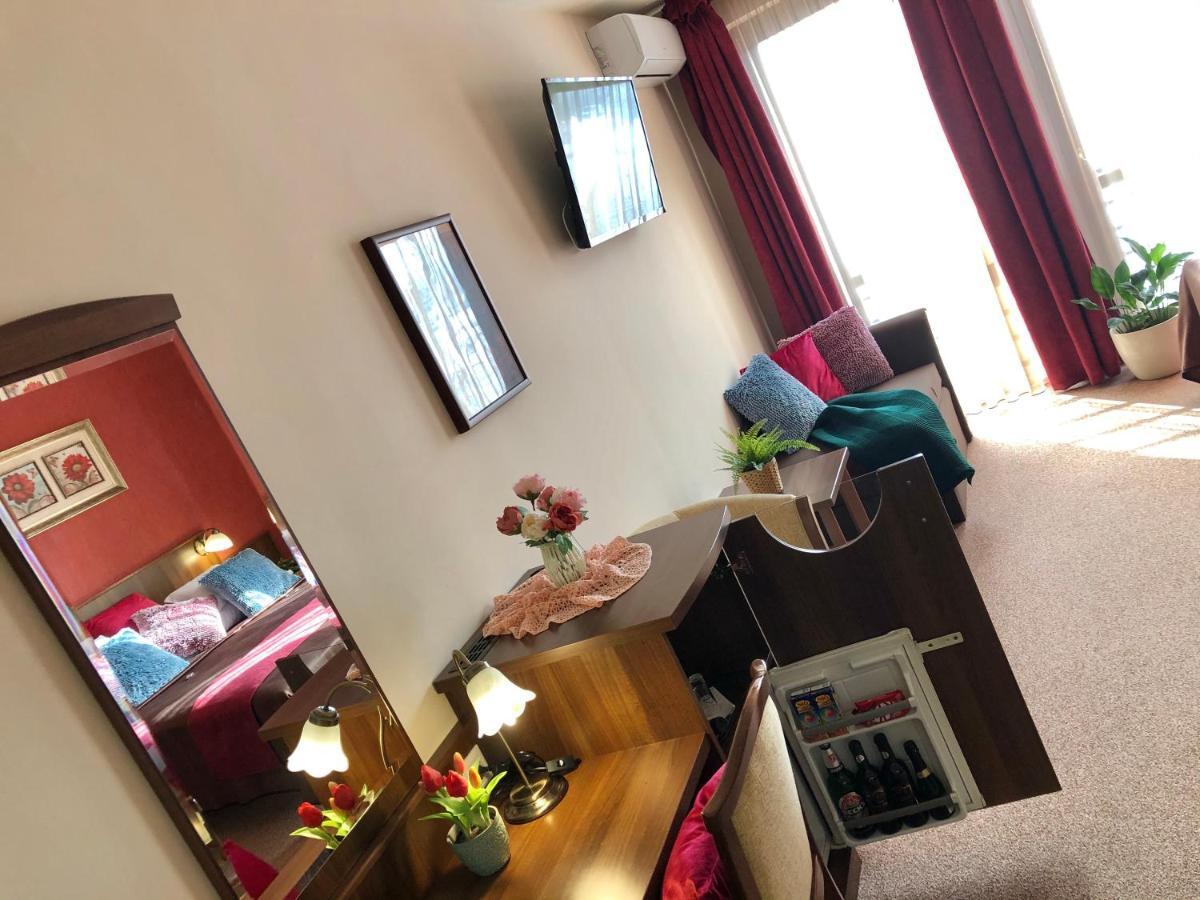 Bed and Breakfast Ambrozia Etterem Es Panzio Kazincbarcika Exterior foto
