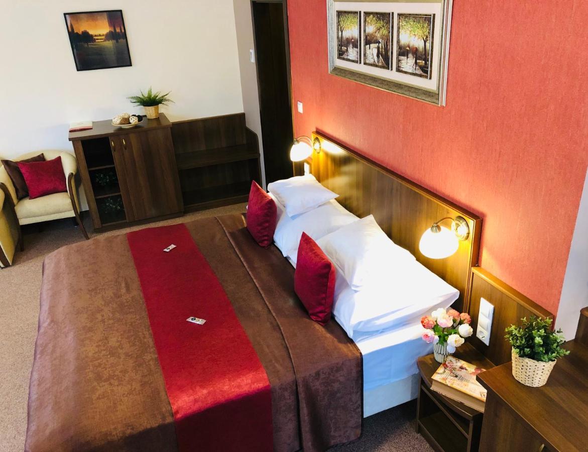 Bed and Breakfast Ambrozia Etterem Es Panzio Kazincbarcika Exterior foto