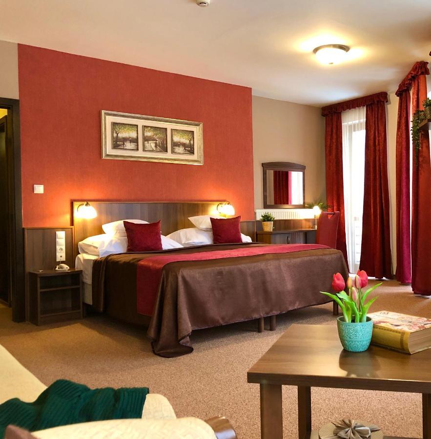 Bed and Breakfast Ambrozia Etterem Es Panzio Kazincbarcika Exterior foto