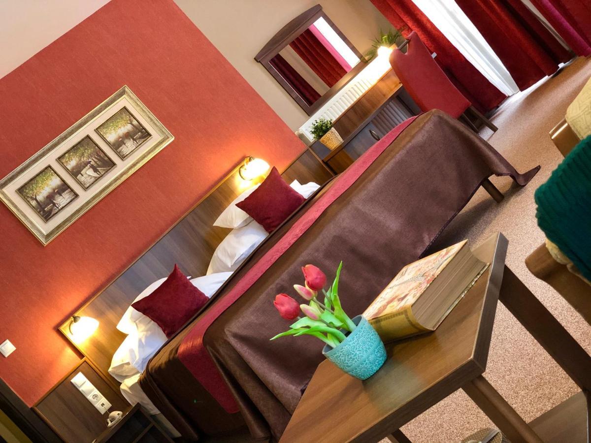 Bed and Breakfast Ambrozia Etterem Es Panzio Kazincbarcika Exterior foto
